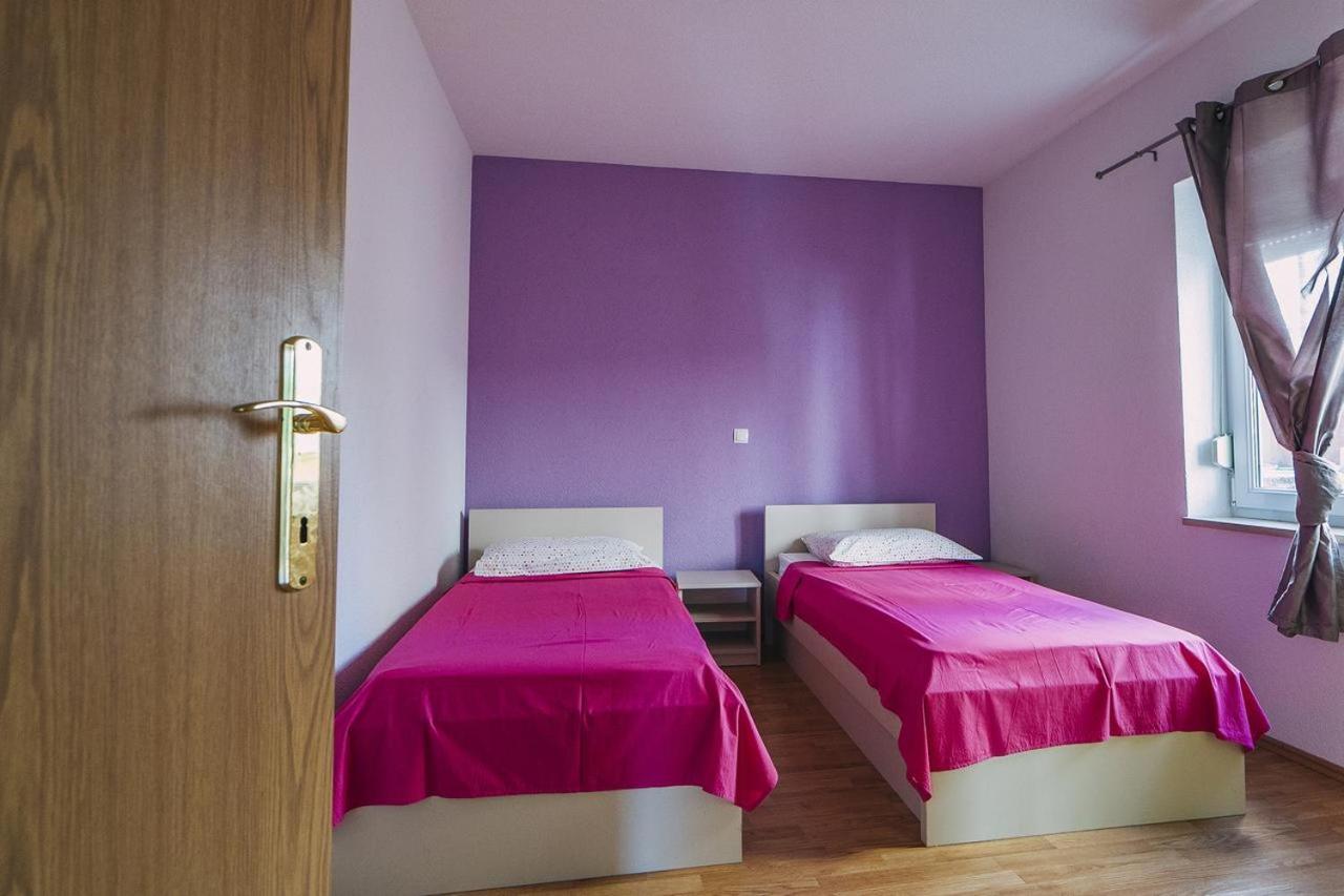 With Free Private Parking Apartment *