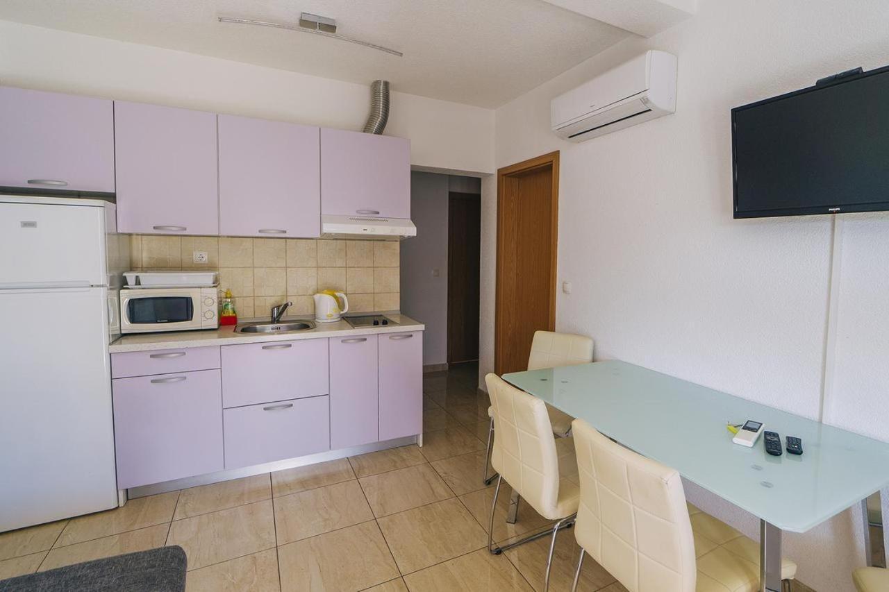 With Free Private Parking Apartment