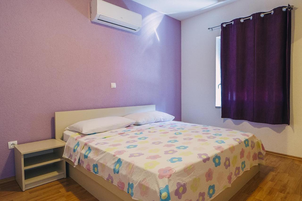 With Free Private Parking Apartment *