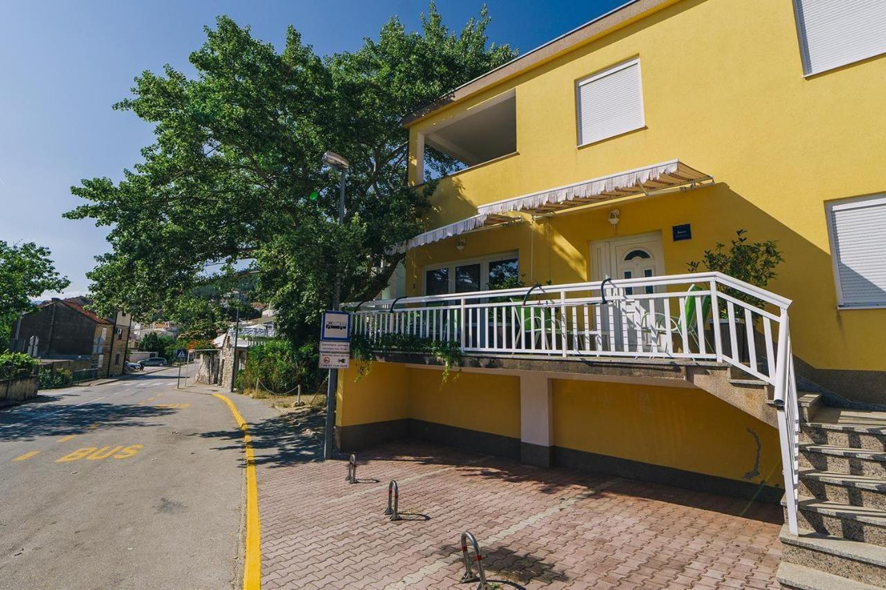 With Free Private Parking Apartment